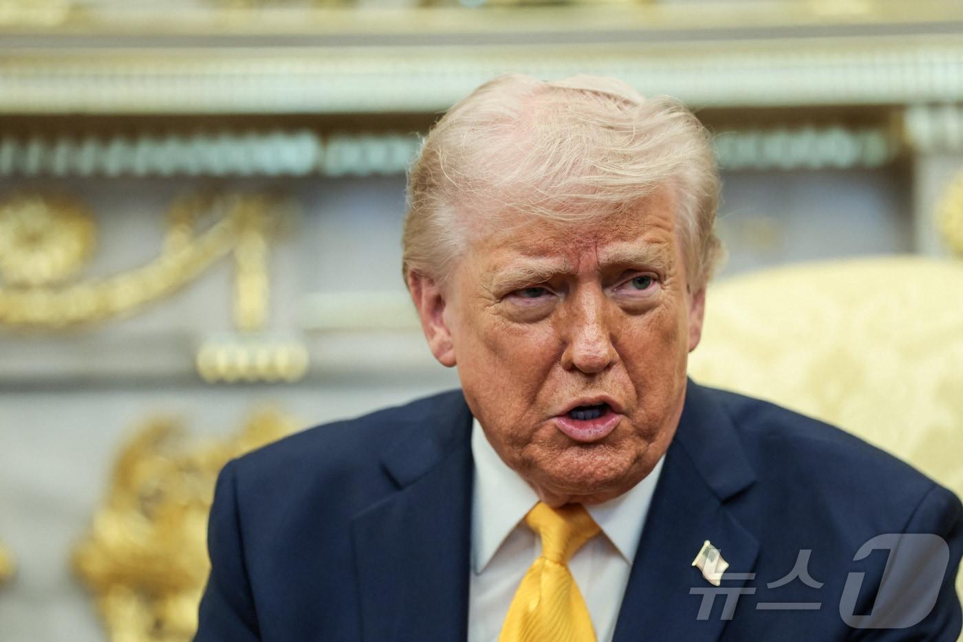 본문 이미지 - 도널드 트럼프 미국 대통령이 19일(현지시간) 미국 워싱턴 백악관 오벌오피스에서 다카이치 사나에 일본 총리와 정상회담을 하고 있다. ⓒ 로이터=뉴스1