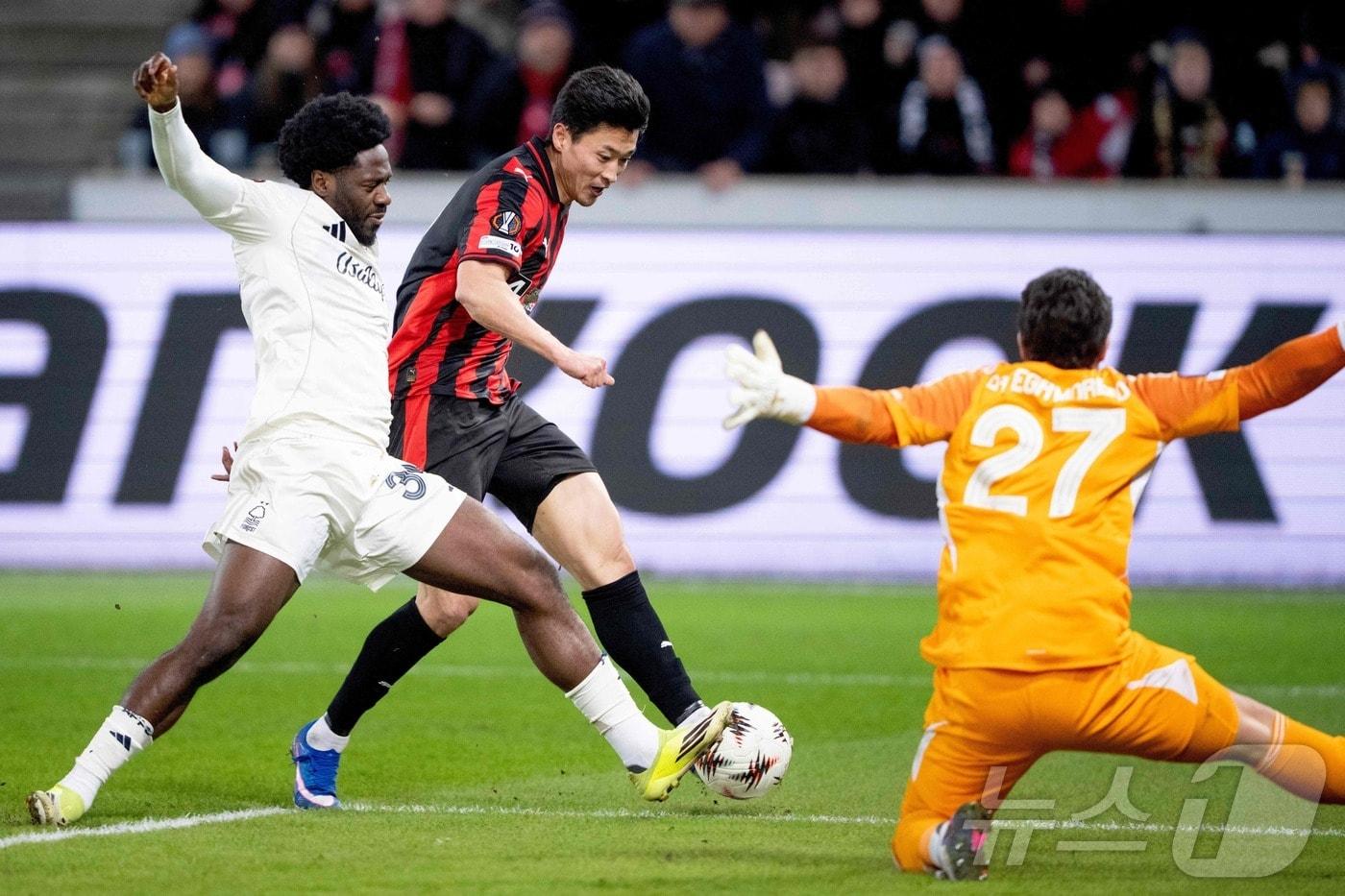 본문 이미지 - 미트윌란 조규성이 20일(한국시간) 덴마크 헤르닝의 MCH 아레나에서 열린 노팅엄과 2025-26 UEFA 유로파리그 16강 2차전에서 슈팅을 시도하고 있다. ⓒ AFP=뉴스1