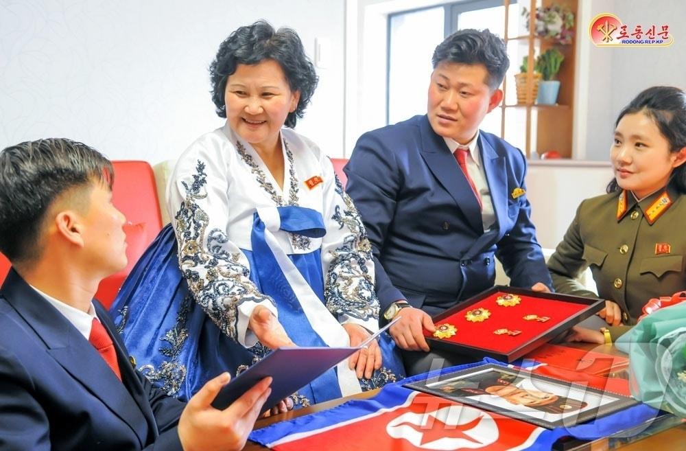 본문 이미지 - (평양 노동신문=뉴스1) = 북한 노동당 기관지 노동신문은 20일 러시아 파병군 유가족들을 위해 평양에 조성한 주택단지인 새별거리를 조명하며 북한 체제가 "위대한 사랑과 의리의 세계"라고 보도했다. [국내에서만 사용가능. 재배포 금지. DB 금지. For Use Only in the Republic of Korea. Redistribution Prohibited] rodongphoto@news1.kr