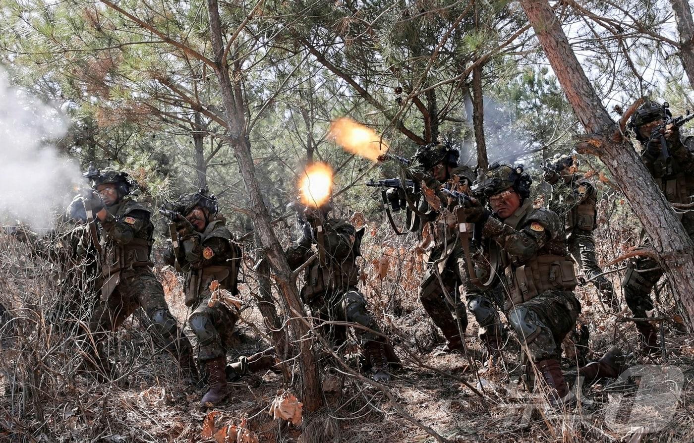 본문 이미지 - (평양 노동신문=뉴스1) = 북한 노동당 기관지 노동신문은 20일 "조선노동당 총비서이시며 조선민주주의인민공화국 국무위원장이신 경애하는 김정은 동지께서 3월 19일 조선인민군 수도방어군단직속 평양 제60훈련기지를 방문하시고 보병, 땅크(탱크)병구분대들의 협동공격전술연습을 참관했다"라고 보도했다. [국내에서만 사용가능. 재배포 금지. DB 금지. For Use Only in the Republic of Korea. Redistribution Prohibited] rodongphoto@news1.kr