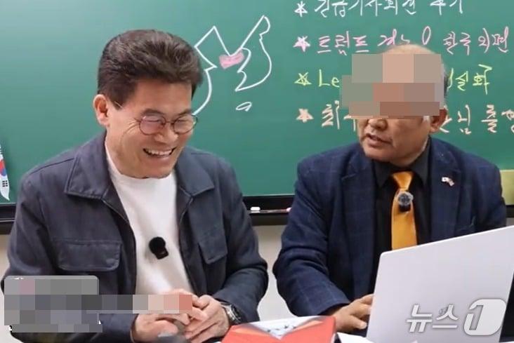 본문 이미지 - 지난 18일 밤 전한길 씨의 유튜브 채널 '전한길뉴스'에서 전 안기부 공작관 최 모 씨가 "꿈에서 가브리엘 천사가 재 준 말"이라며 이재명 대통령이 싱가포르 국빈방문 때 비자금 은닉,  우리 군사 기밀을 중국에 넘겨 줬다는 발언을 하고 있다. (유튜브 갈무리)  ⓒ 뉴스1