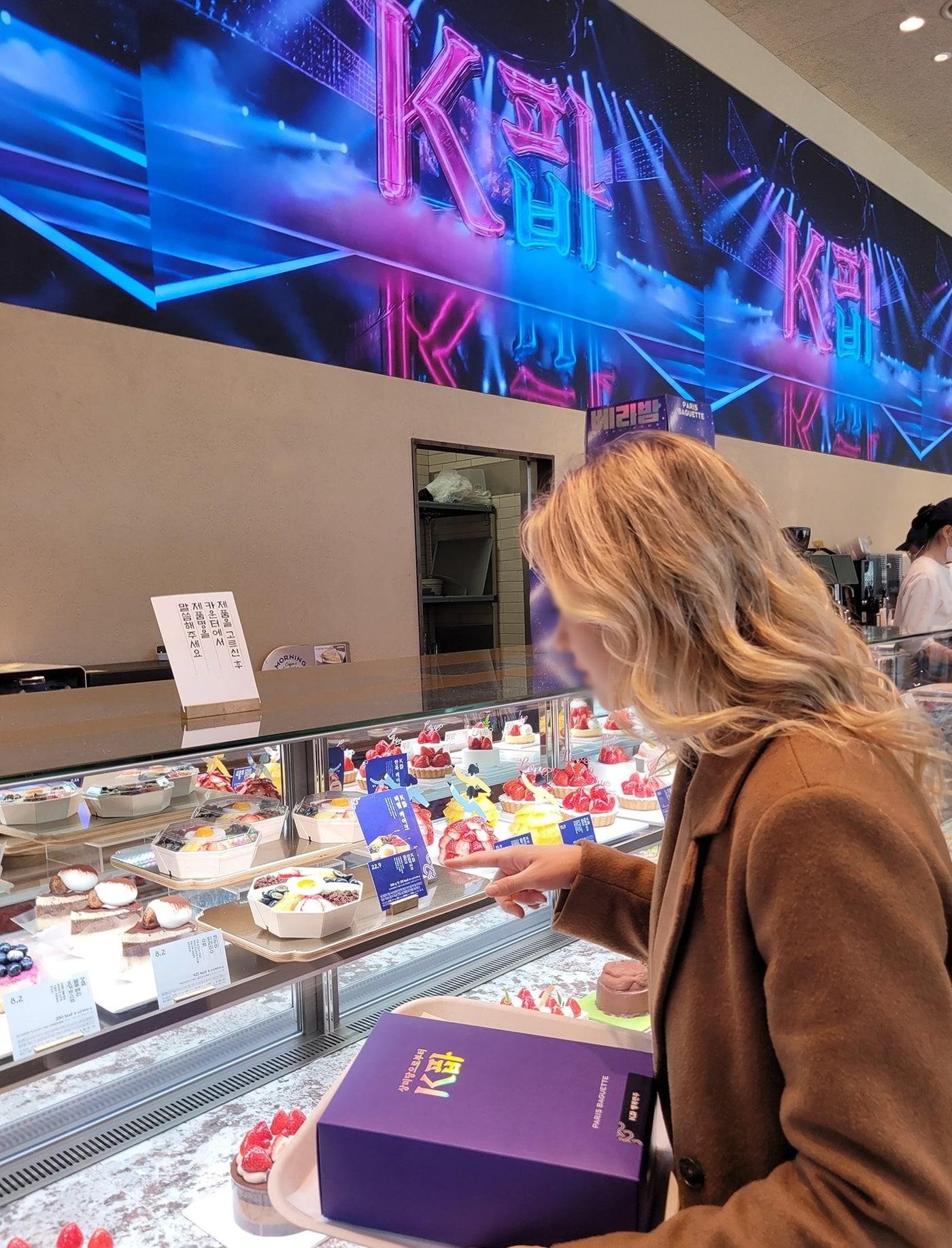 본문 이미지 - 서울 종로구에 위치한 파리바게뜨 광화문 1945점을 찾은 외국인이 'K파바' 비전이 적용된 특화 제품를 살펴보고 있다.(파리바게뜨 제공)