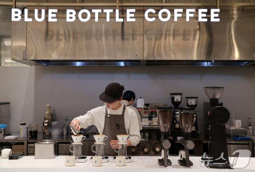 본문 이미지 - 스페셜티 커피 브랜드 '블루보틀커피'가 대구신세계백화점 지하 1층 스위트파크에서 팝업스토어를 운영한다.(대구신세계백화점 제공, 재판매 및 DB 금지)