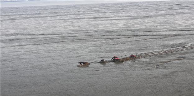 본문 이미지 - 충남소방본부가 자체 개발한 '갯보드'로 20대 남성을 구조하고 있는 모습.(충남소방본부 제공. 재판매 및 DB금지)/뉴스1