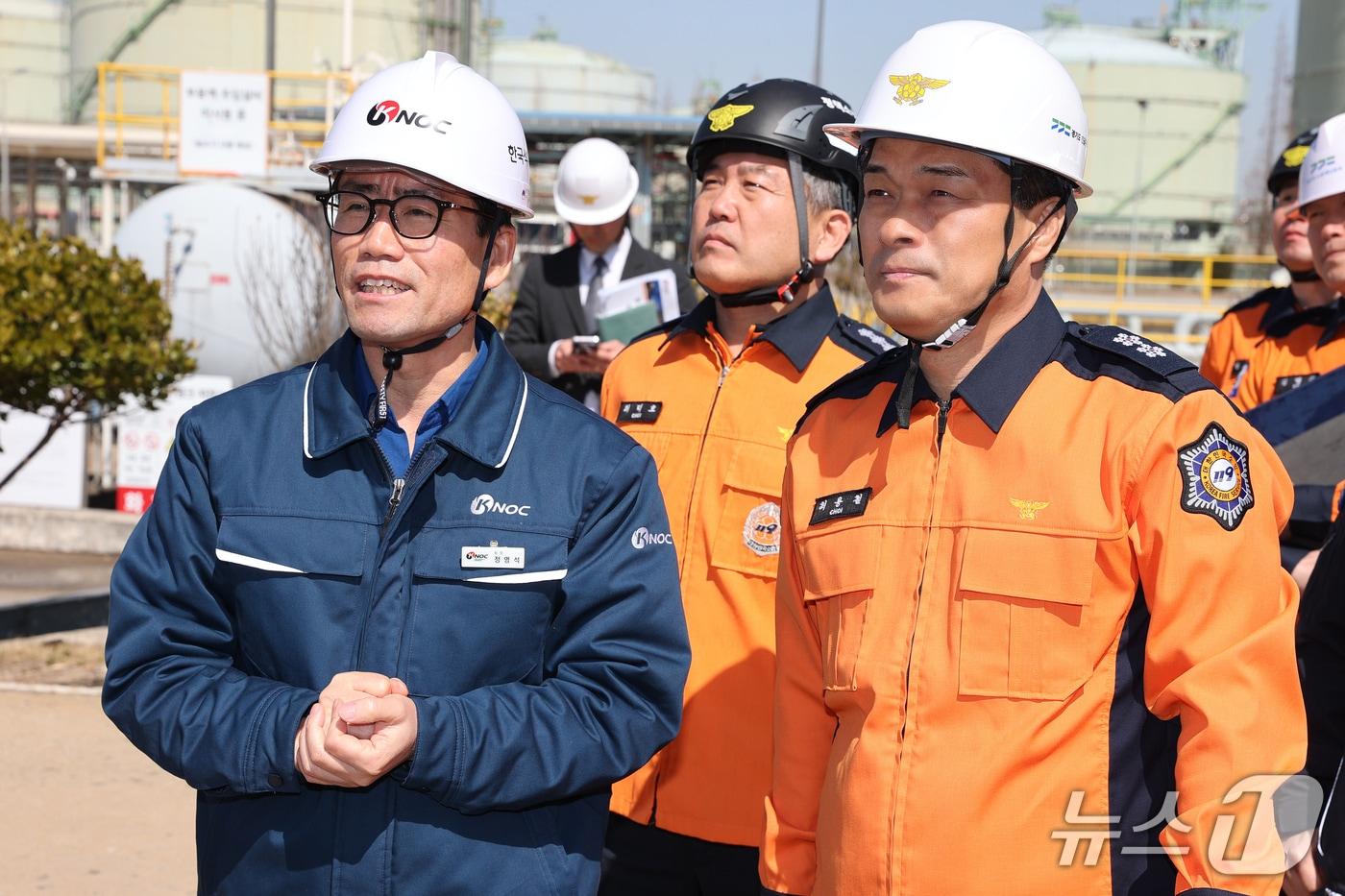 본문 이미지 - 최용철 경기도소방재난본부장 전담 직무대리가 18~19일 석유 저장·취급시설에 대한 긴급 현장 안전점검을 벌이고 있다. (경기도소방재난본부 제공. 재판매 및 DB 금지) 2026.3.20/뉴스1