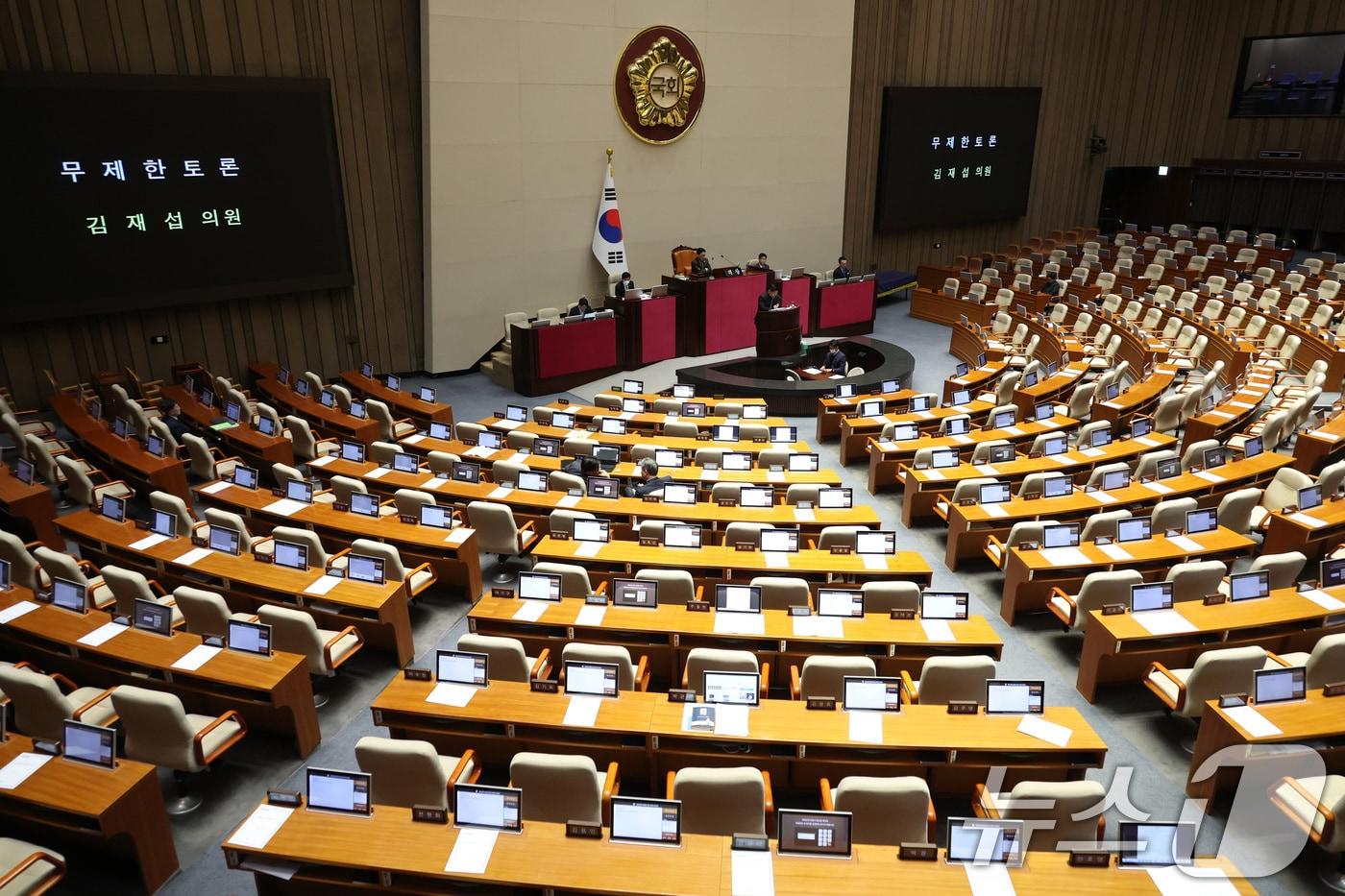 본문 이미지 - 김재섭 국민의힘 의원이 20일 서울 여의도 국회에서 열린 제433회국회(임시회) 제2차 본회의 공소청법안(대안)에 대한 무제한 토론(필리버스터)을 하고 있다. 2026.3.20 ⓒ 뉴스1 신웅수 기자