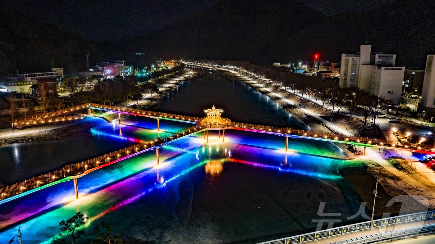 본문 이미지 - 충북 괴산 도심을 가로지르는 동진천과 성황천에 설치된 '괴산오작교'와 '동진여울정'.(괴산군 제공. 재판매 및 DB금지)