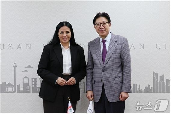 본문 이미지 - 소라야 마르티네스 페라다(Soraya Martinez Ferrada) 몬트리올 시장과 박형준 부산시장.(부산시 제공. 재판매 및 DB금지)