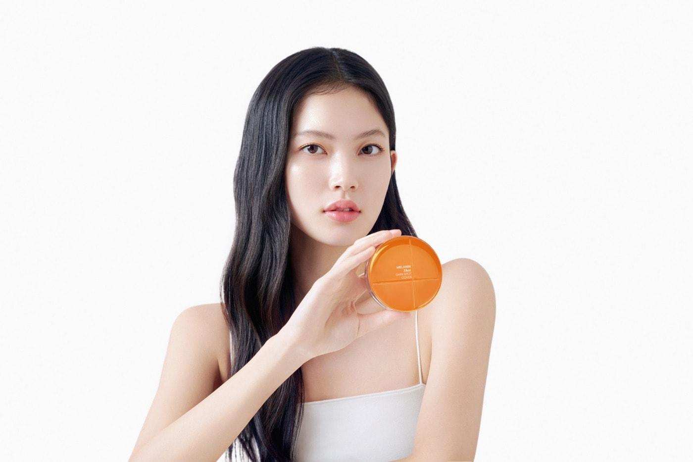 본문 이미지 - 기미까지 커버하는 'AGE20'S 멜라닌 샷 기미 커버 쿠션' 모델샷(애경산업)