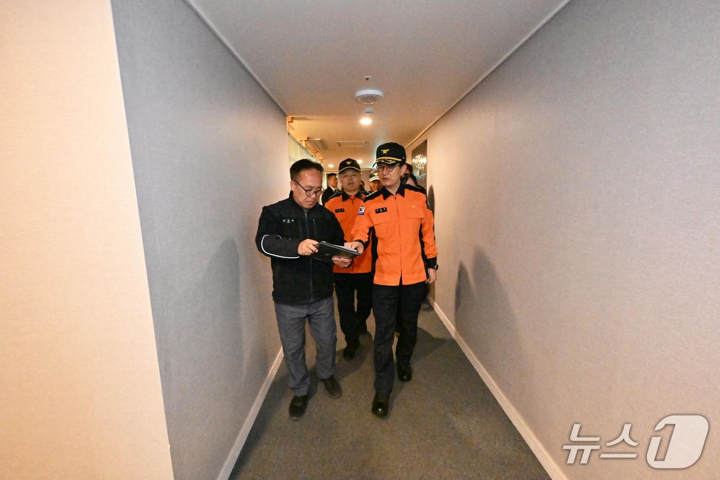 본문 이미지 - 19일 오후 김승룡 소방청장이 BTS 공연에 대비해 서울 시내 숙박시설을 찾아 긴급 현장점검을 실시하며 피난통로 확보 상태를 확인하고 있다.(소방청 제공)