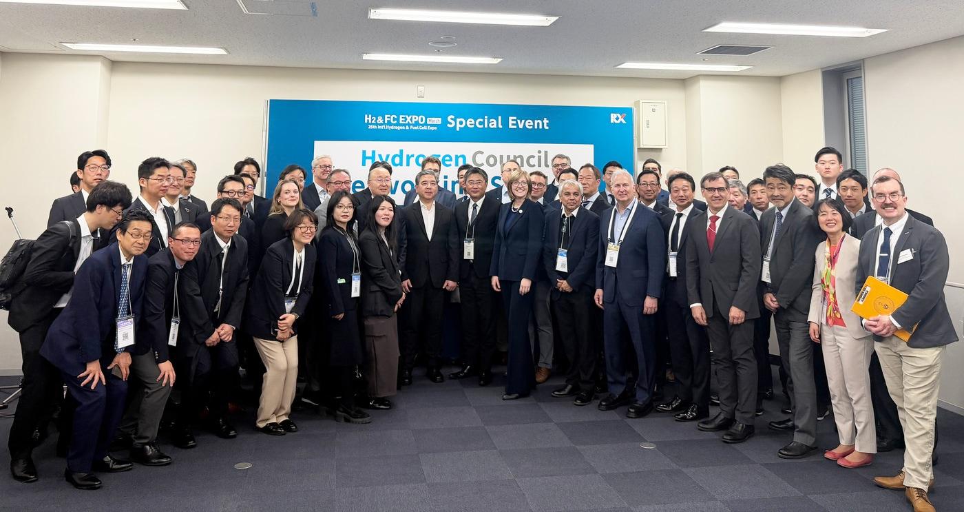 본문 이미지 - 수소위원회 네트워킹 세션에 참여한 관계자들이 기념사진을 촬영하고 있는 모습. 첫째 줄 왼쪽 일곱 번째부터 순서대로 장재훈 현대차그룹 부회장, 야마가타 미쓰마사 토요타 사장, 이바나 제멜코바 수소위원회 CEO, 수바시시 무커지 세레스 파워 CSO(Chief Scientific Officer), 켄 라미레즈 현대차그룹 에너지&수소사업본부장 부사장. (현대차그룹 제공)
