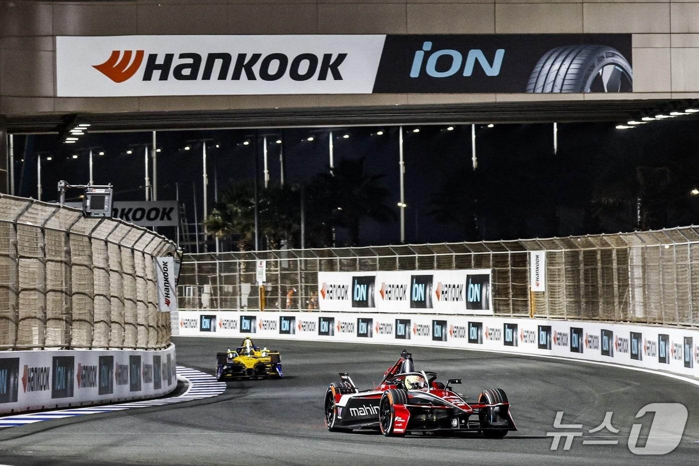 본문 이미지 - 지난 2월 사우디아라비아 제다에서 열린 전기차 레이싱 대회 'ABB FIA 포뮬러 E 월드 챔피언십'(포뮬러 E)의 제4·5라운드에서 한국타이어앤테크놀로지의 전기차 레이싱 타이어 '아이온 레이스'(iON Race)를 장착한 경주차들이 질주하는 모습(자료사진. 한국타이어 제공). 2026.2.18.