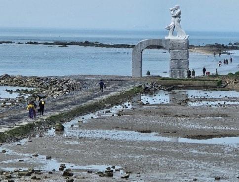 본문 이미지 - 보령 무창포해수욕장 신비의 바닷길에 조성된 '무창포 사랑의 문' 조형물.(시 제공. 재판매 및 DB금지)/뉴스1