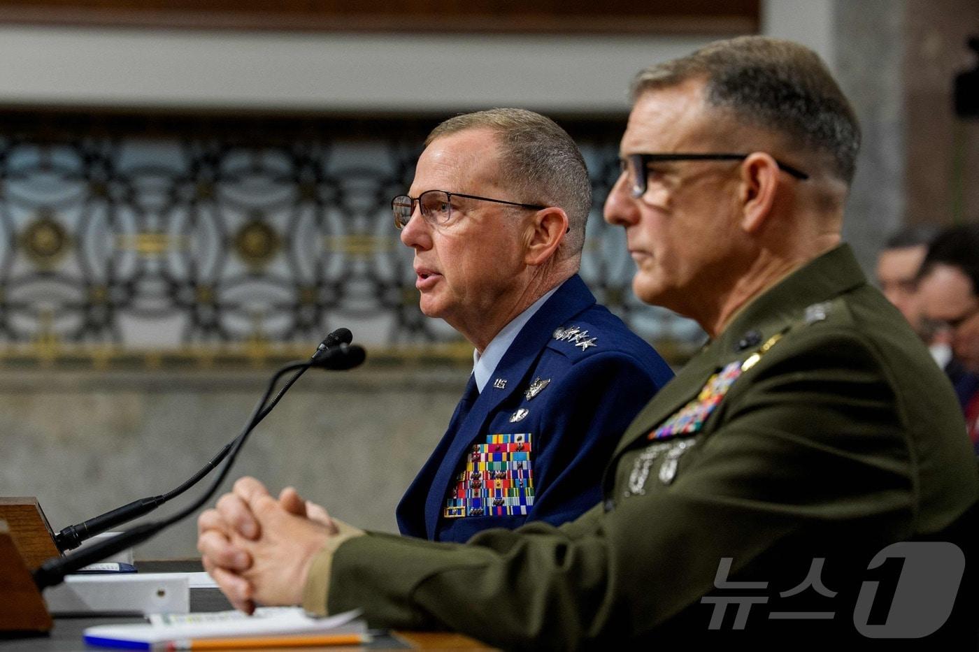 본문 이미지 - 그레고리 기요 미 북부군사령관(왼쪽)과 프랜시스 도노반 미 남부군사령관이 19일(현지시간) 미 상원 군사위원회 청문회에 출석해 답변하고 있다. 도노반 사령관은 이날 쿠바를 점령하거나 통제하기 위한 군사 훈련을 실시하고 있는지 질문받고 "그렇지 않다＂고 답했다. 2026.03.19. ⓒ AFP=뉴스1