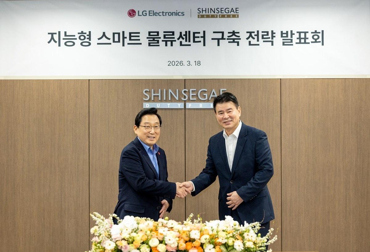 본문 이미지 - (왼쪽부터) 이석구 신세계디에프 대표이사, 정대화 LG전자 생산기술원장(사장)이 기념촬영을 하고 있다.(신세계면세점 제공). 