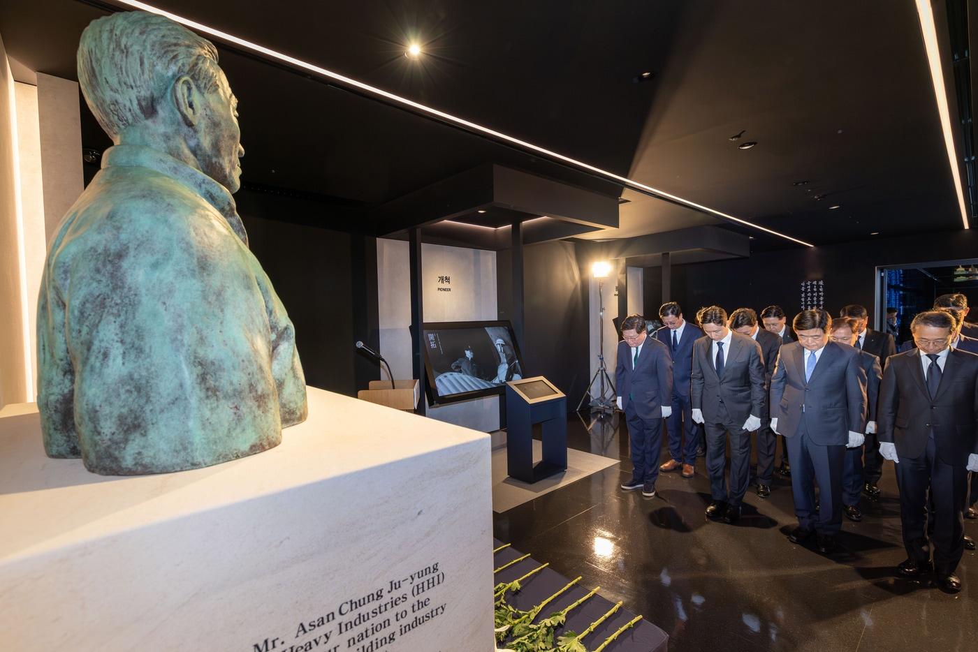 본문 이미지 - HD현대는 20일 판교에 위치한 HD현대 글로벌R&D센터에서 정기선 회장 등 주요 경영진이 참석한 가운데 정주영 창업자의 25주기 추모식을 진행했다. (HD현대 제공)