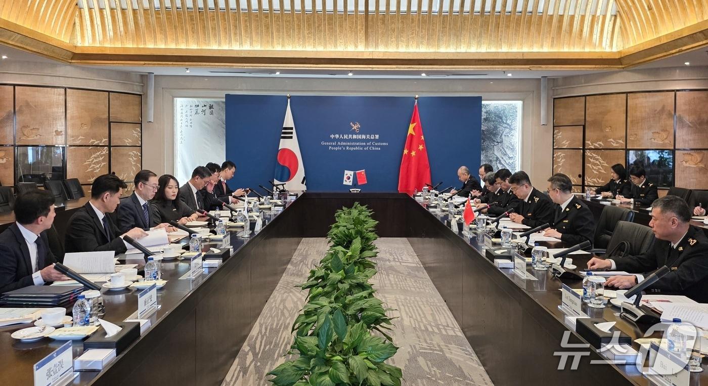 본문 이미지 - 이명구 관세청장(왼쪽 세 번째)이 19일 중국 베이징 소재 중국해관에서 제20차 한-중 관세청장 회의를 하고 있다. (관세청 제공.재판매 및 DB금지)/뉴스1