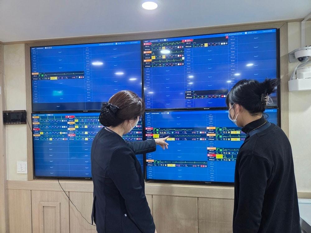 본문 이미지 - 횡성대성병원 간호사들이 씽크(thynC) 시스템을 통해 환자 상태를 실시간으로 모니터링하고 있다.(대웅제약 제공)