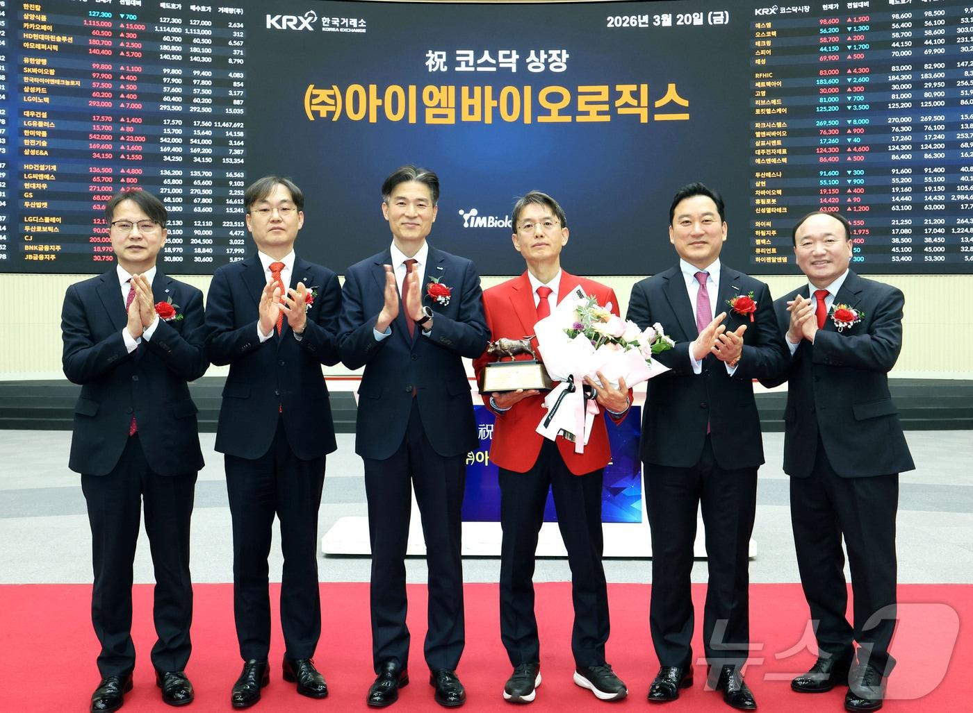 본문 이미지 - 지난 3월 20일 아이엠바이오로직스의 코스닥시장 상장기념식 현장. 김대영 한국IR협의회 부회장, 김준태 신한투자증권 CIB2그룹 대표, 민경욱 한국거래소 코스닥시장본부장, 하경식 아이엠바이오로직스 대표이사, 김성환 한국투자증권 대표이사, 강왕락 코스닥협회 부회장의 모습. (한국거래소 제공. 재판매 및 DB 금지)ⓒ 뉴스1