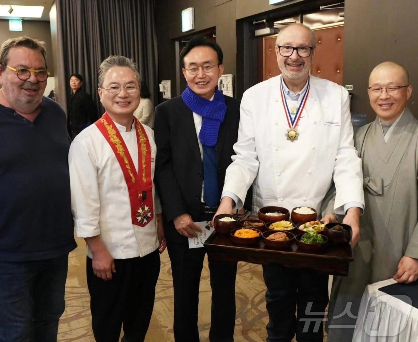 본문 이미지 - 나주홍보대사인 안유성 대한민국 제16대 조리명장이 18일 윤병태 나주시장과 프랑스 명장 요리사 협회(Maitres Cuisiniers de France) 소속 11개국 요리사 등 미식 관계자들을 만나고 있다.(안유성 SNS.재배포 및 DB 금지)