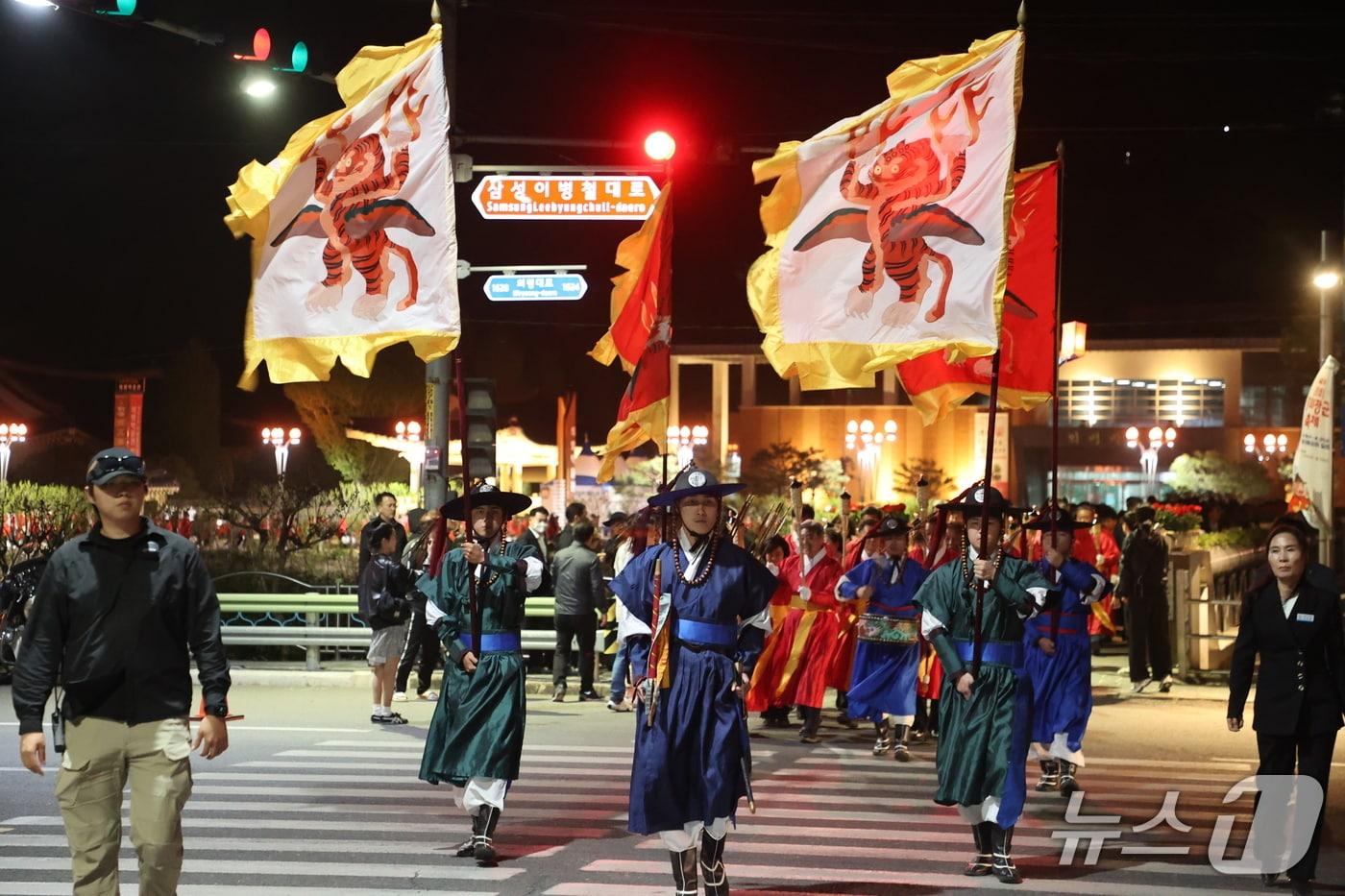 본문 이미지 - 의령 홍의장군축제 개막퍼레이드.(의령군 제공. 재판매 및 DB금지)