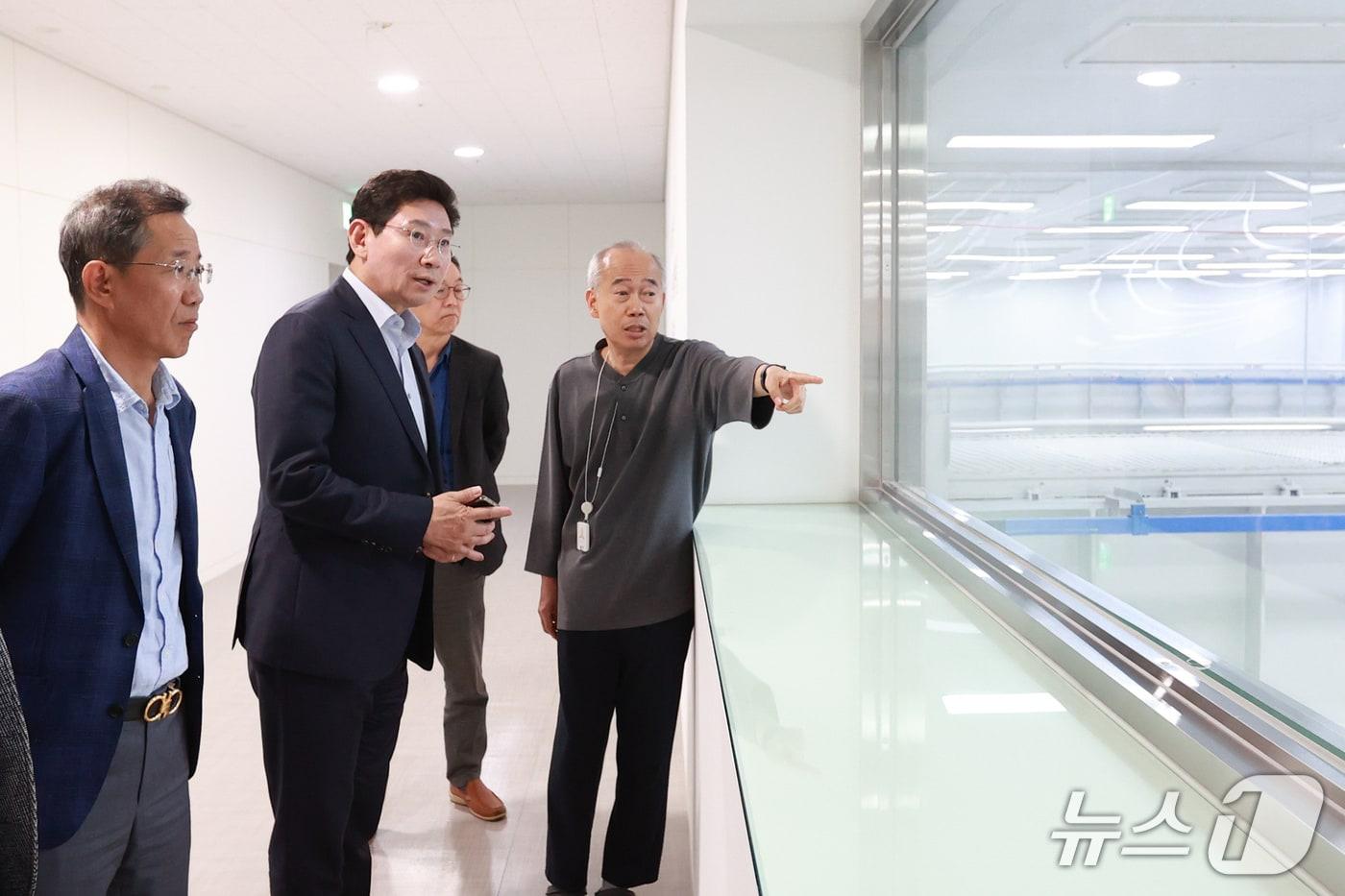 본문 이미지 - 이상일 시장이 한 반도체 기업에서 시설을 살펴보며 애로사항을 췅취하고 있는 모습.(용인시 제공)