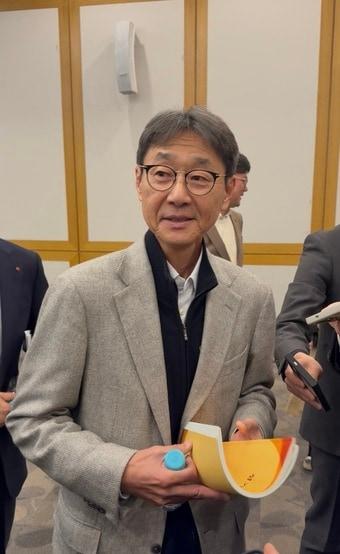 본문 이미지 - 신동원 농심 회장이 20일 서울 신대방동 농심 본사에서 열린 정기 주주총회 직후 취재진과 만나 발언을 하는 모습.ⓒ News1 황두현 기자