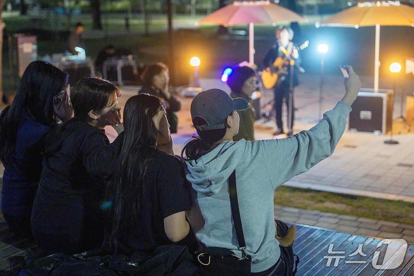 본문 이미지 - 증평군 2025년 보강천 미루나무숲 버스킹 모습.(증평군 제공. 재판매 및 DB금지)