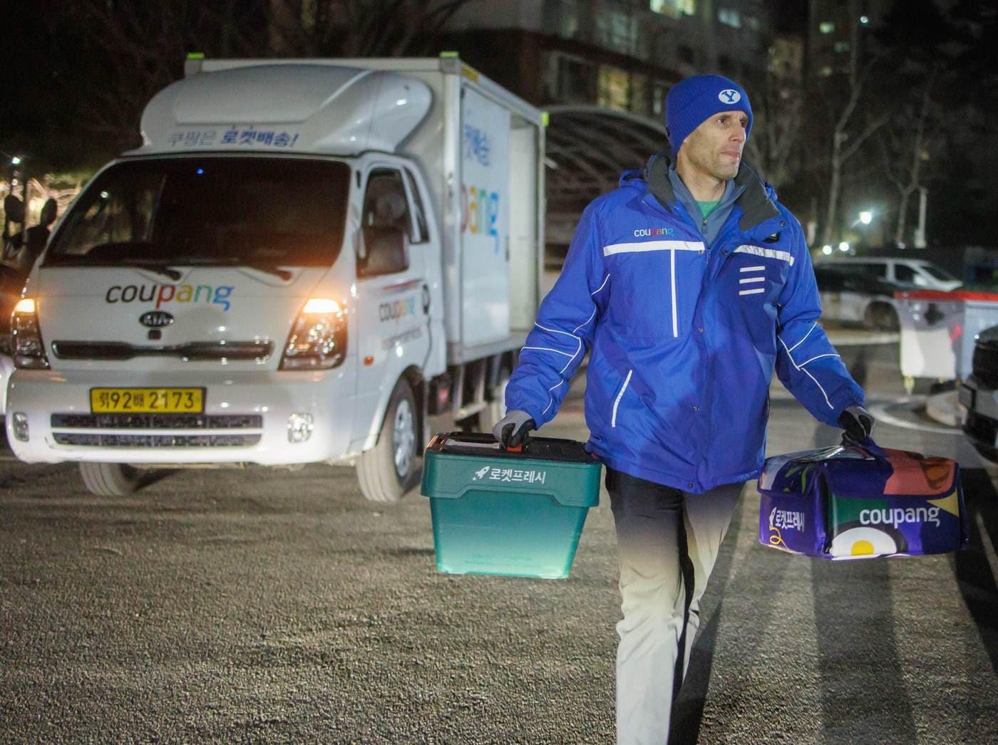 본문 이미지 - 로저스 대표가 프레시백을 들고 배송업무를 하고 있는 모습.(쿠팡 제공). 