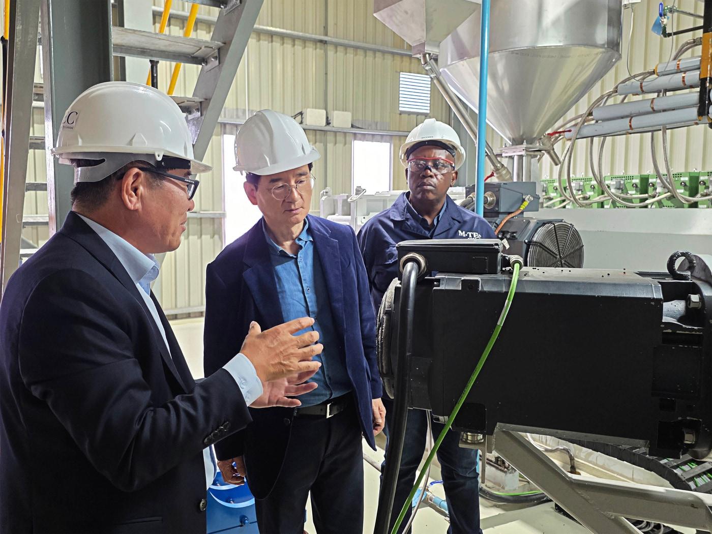 본문 이미지 - 김선규 호반그룹 회장(가운데)이 대한전선 남아프리카공화국 생산법인 엠텍을 방문해 생산 현장을 살펴보고 있다.(호반그룹 제공) 뉴스1 ⓒ News1  