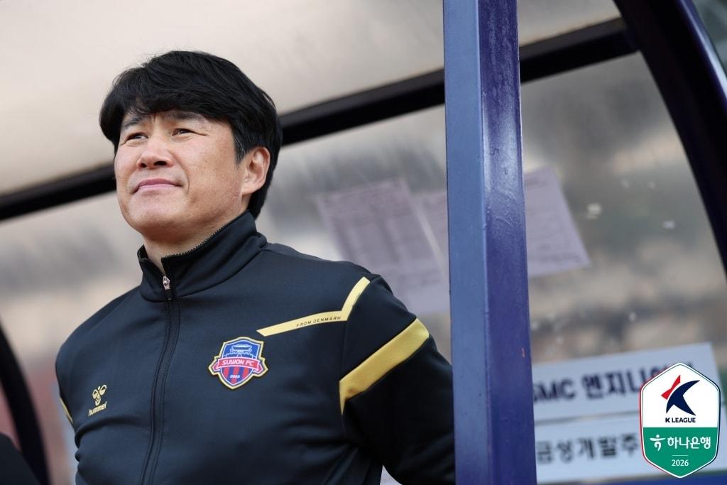 본문 이미지 - 수원FC를 이끄는 박건하 감독 (한국프로축구연맹 제공)