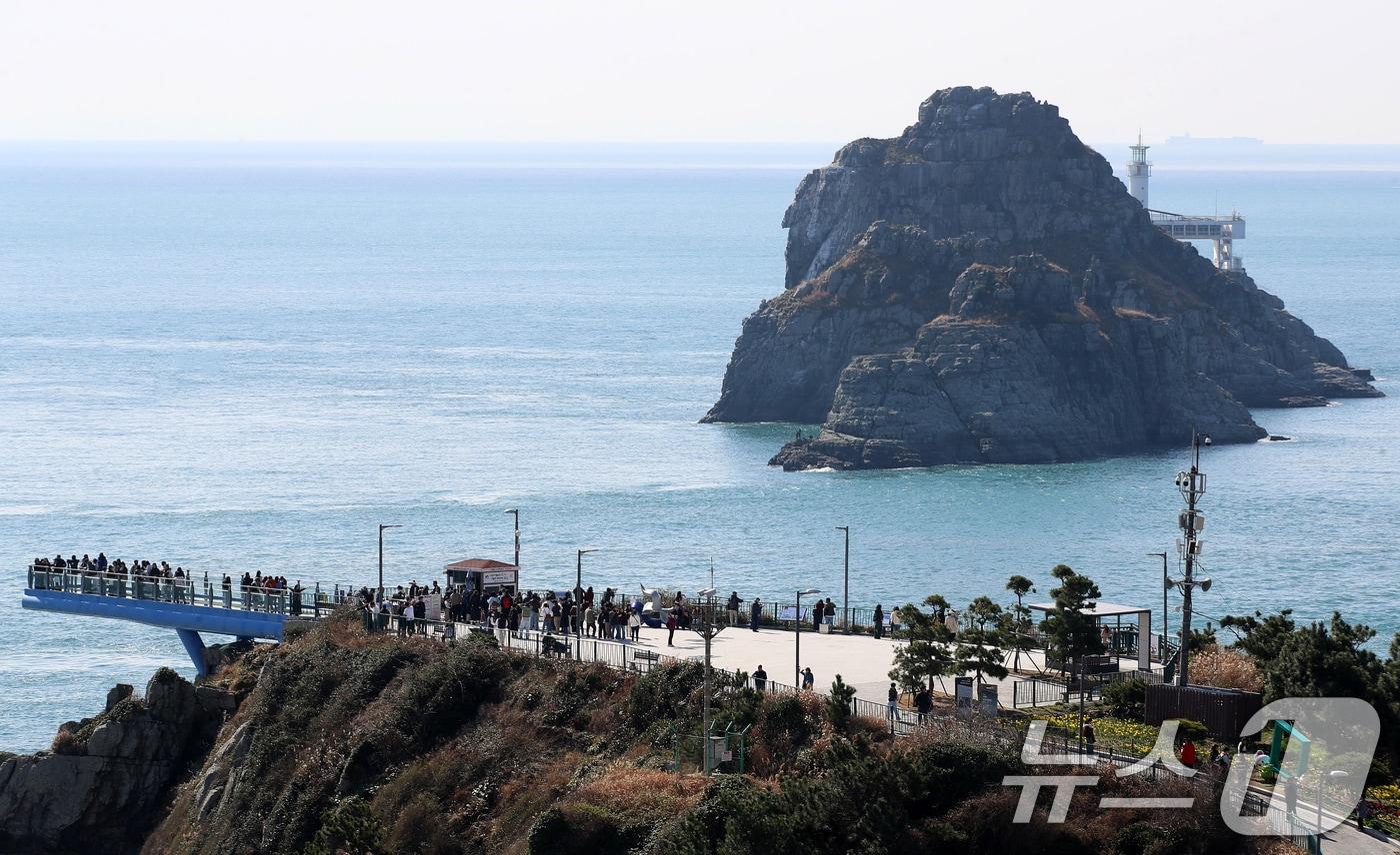 본문 이미지 - 낮과 밤의 길이가 같아지는 춘분(春分)인 20일 부산 남구 오륙도스카이워크를 찾은 시민, 외국인 관광객 등이 따뜻한 봄볕을 쬐며 바다를 구경하고 있다. 2026.3.20 ⓒ 뉴스1 윤일지 기자