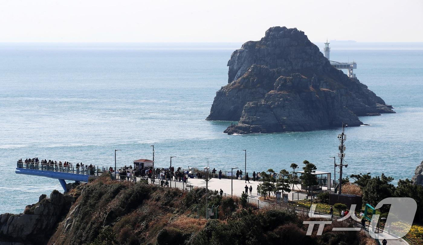 본문 이미지 - 지난 20일 부산 남구 오륙도스카이워크를 찾은 시민, 외국인 관광객 등이 따뜻한 봄볕을 쬐며 바다를 구경하고 있다. 2026.3.20 ⓒ 뉴스1 윤일지 기자