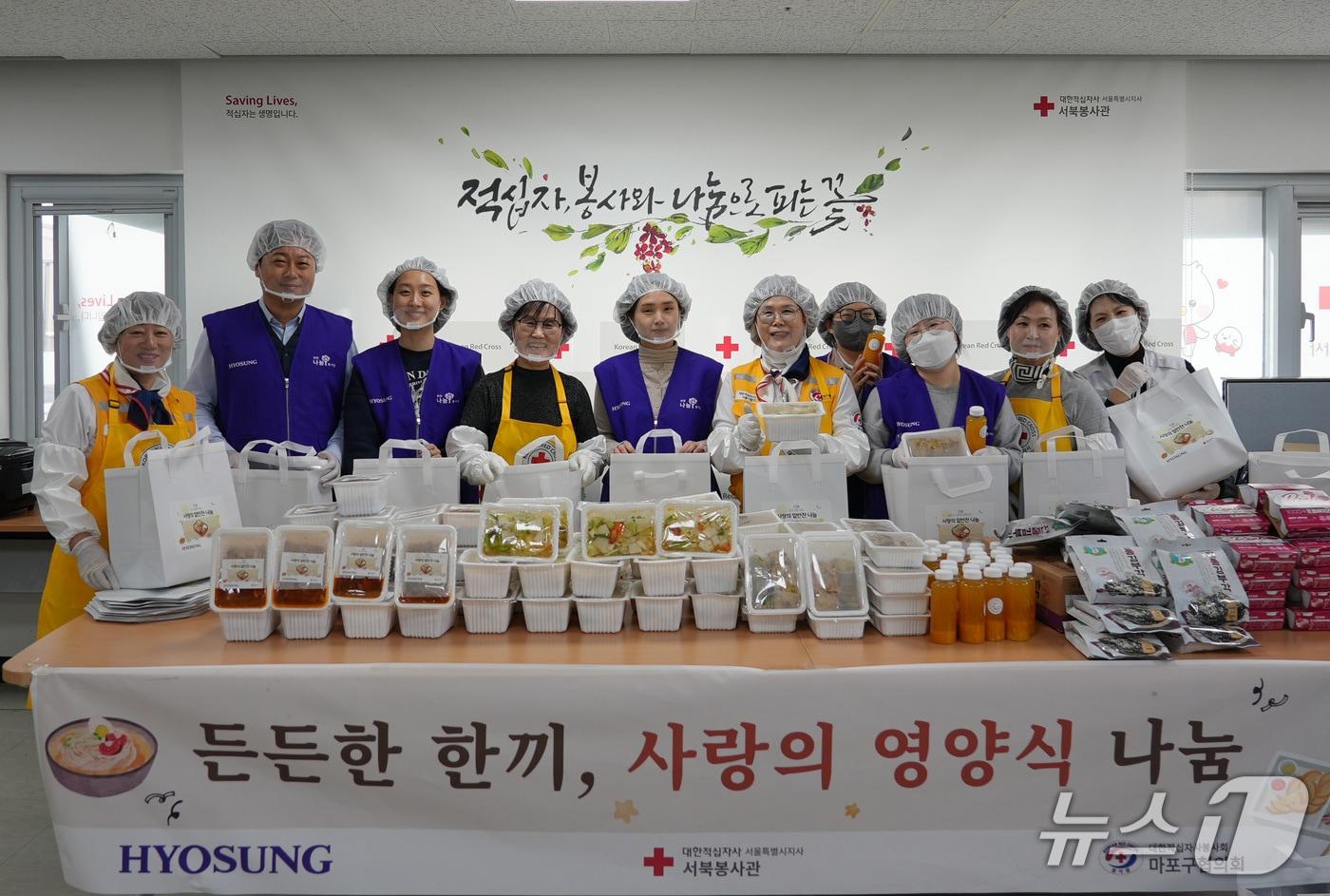 본문 이미지 - 효성 임직원들이 19일 마포구 대한적십자사 마포봉사나눔터에서 취약계층 지원을 위한 '사랑의 밑반찬'을 만들고 있다. (사진제공 = 효성) 