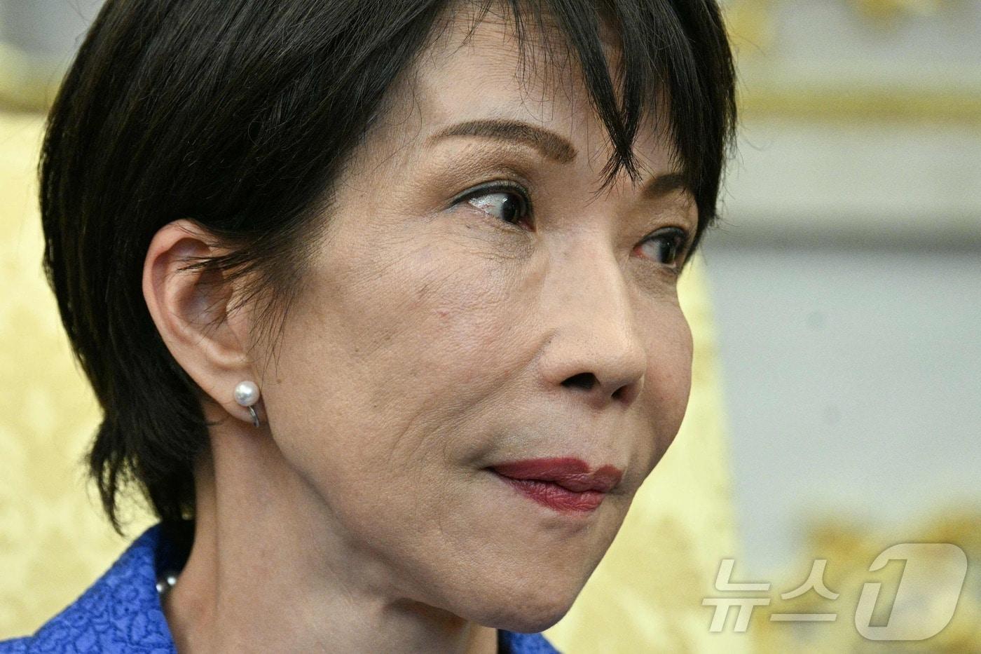 본문 이미지 - 다카이치 사나에 일본 총리가 19일(현지시간) 미 워싱턴DC 백악관에서 열린 미일정상회담에서 도널드 트럼프 미국 대통령 쪽을 바라보고 있다. 2026.03.19. ⓒ AFP=뉴스1