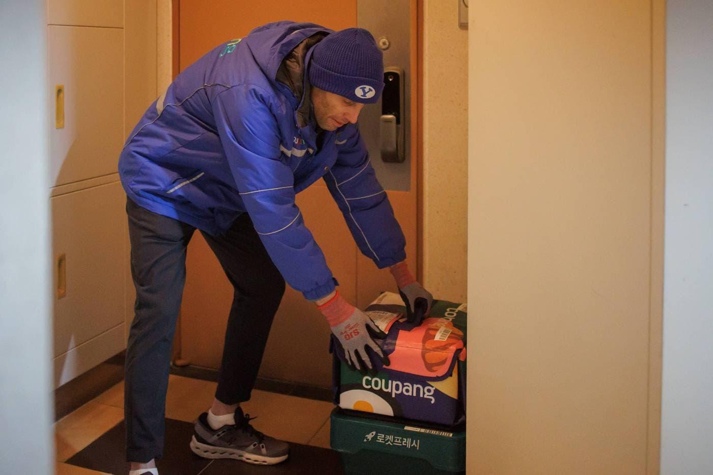 본문 이미지 - 로저스 대표가 프레시백을 들고 배송업무를 하고 있는 모습.(쿠팡 제공). 