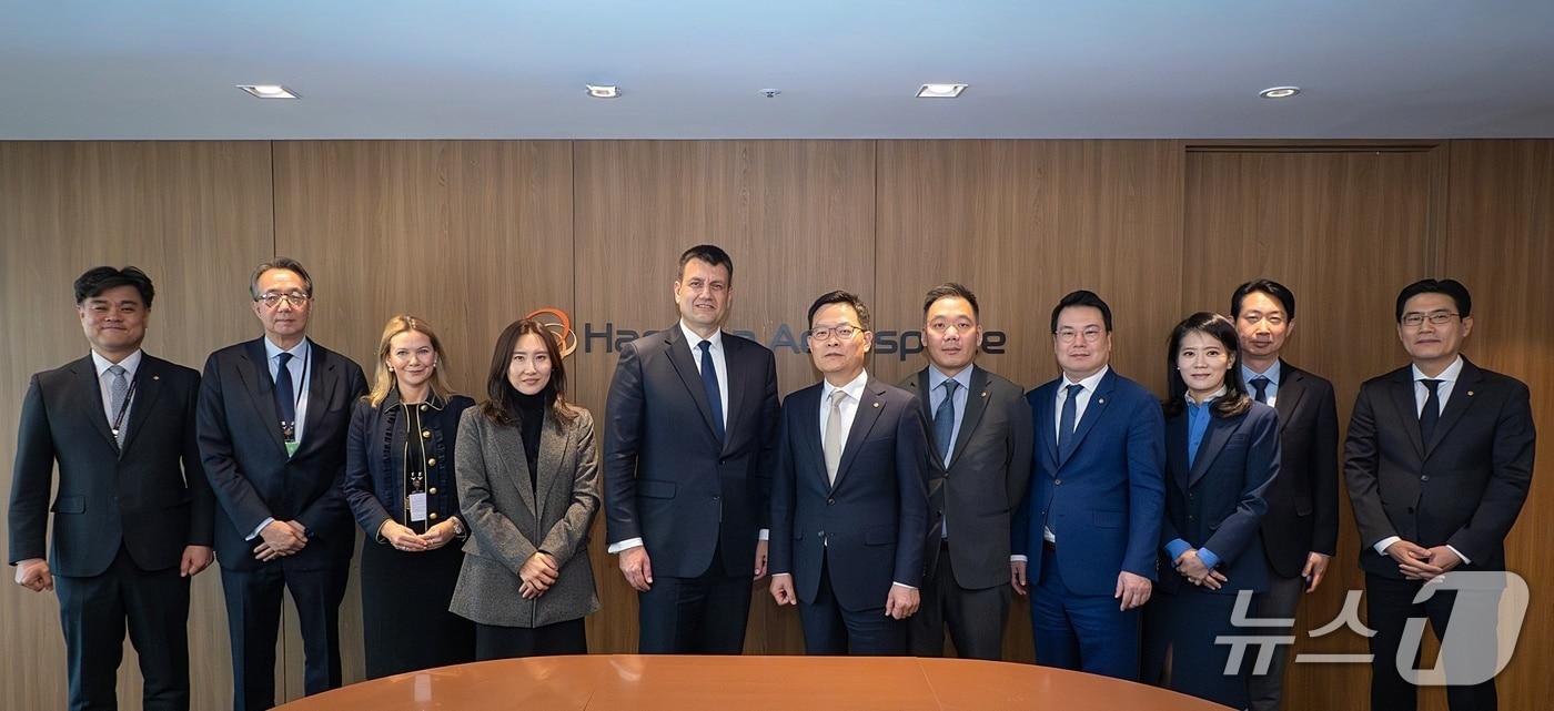 본문 이미지 - 20일 서울 장교동 한화 본사에서 열린 '글로벌 안보 전략 라운드테이블'에서 바스티안 기거리히 국제전략문제연구소(IISS) 소장(왼쪽에서 다섯 번째), 손재일 한화에어로스페이스 대표(왼쪽에서 여섯 번째)를 비롯한 참석자들이 기념 사진을 촬영한 모습(한화에어로스페이스 제공). 2026.3.20.