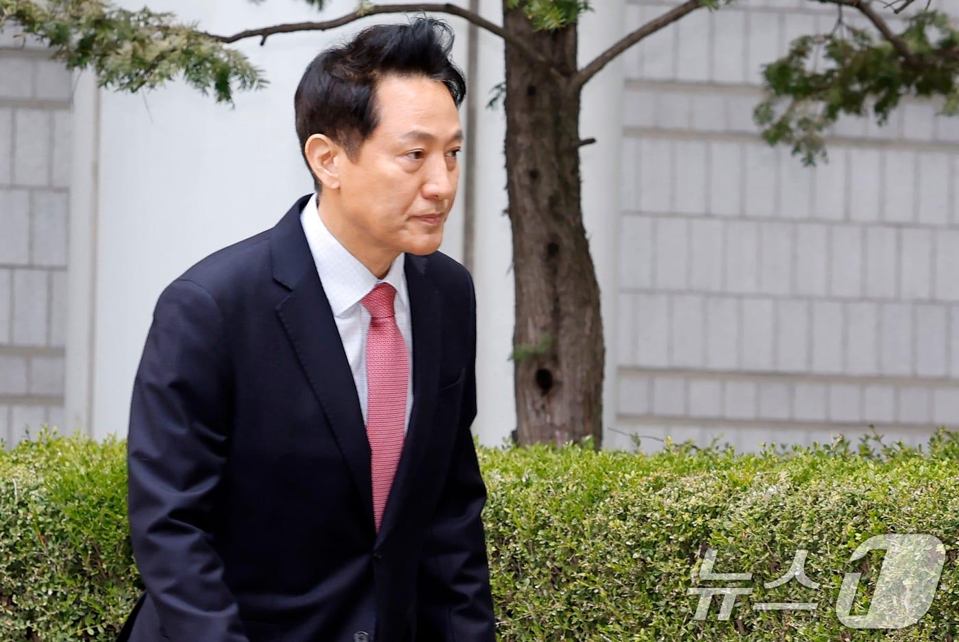 본문 이미지 - '명태균 여론조사비 대납' 의혹으로 기소된 오세훈 서울시장이 20일 오전 서울 서초구 서울중앙지방법원에서 열린 정치자금법 위반 혐의 관련 3차 공판에 출석하고 있다.(공동취재) 2026.3.20 ⓒ 뉴스1 김명섭 기자