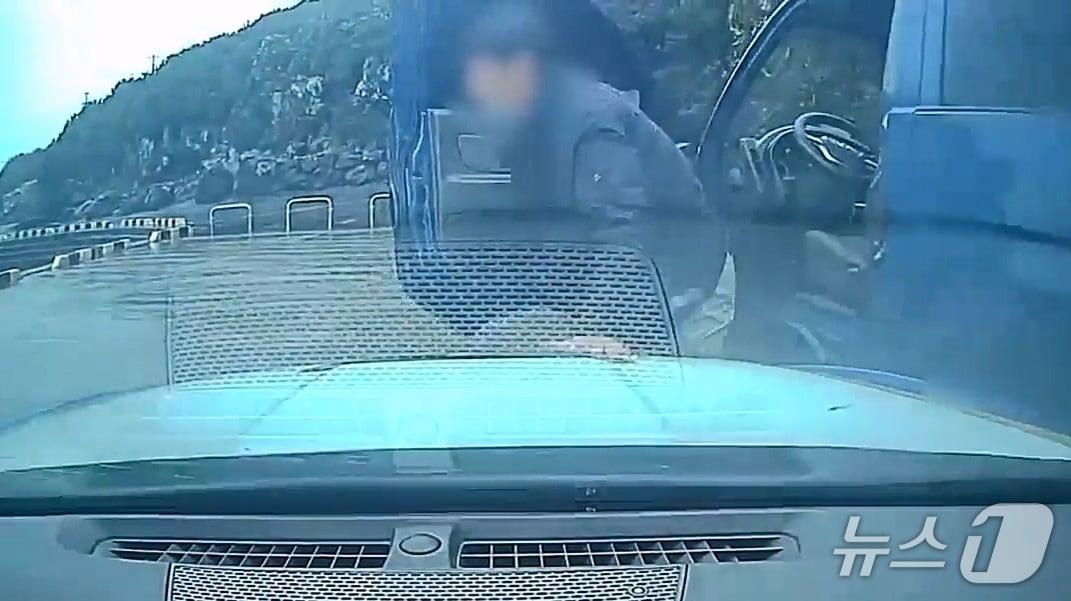 본문 이미지 - 도주하는 운전자 영상 갈무리(제주경찰청 제공. 재판매 및 DB금지)/뉴스1