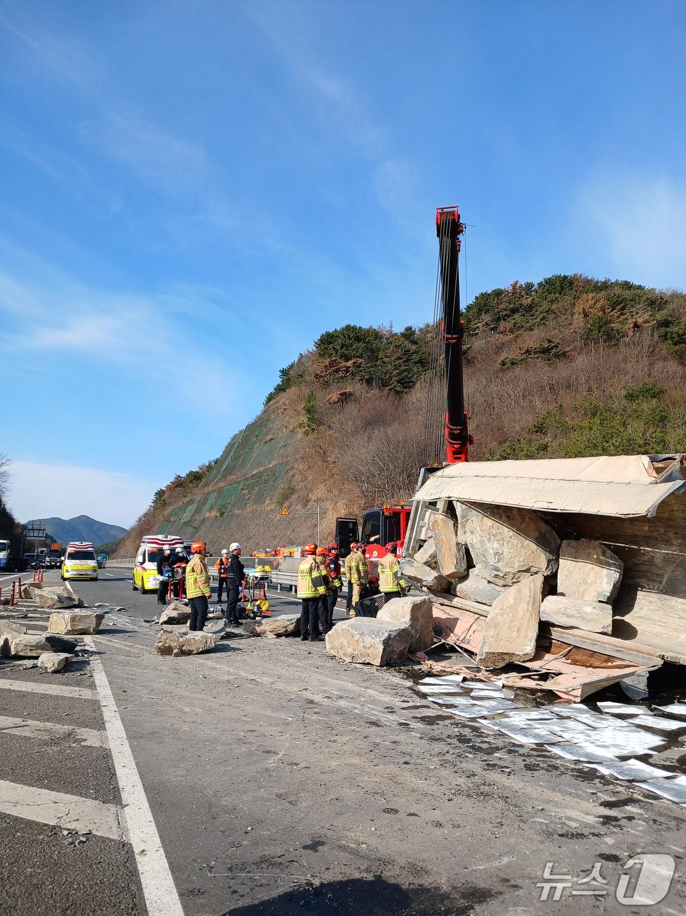 본문 이미지 - 20일 창원시 마산합포구 진북면 지산리 지산분기점 인근 도로에서 25톤 트럭이 전도돼 2명이 다쳤다. 사진은 사고 현장 모습.(창원소방본부 제공. 재판매 및 DB금지)