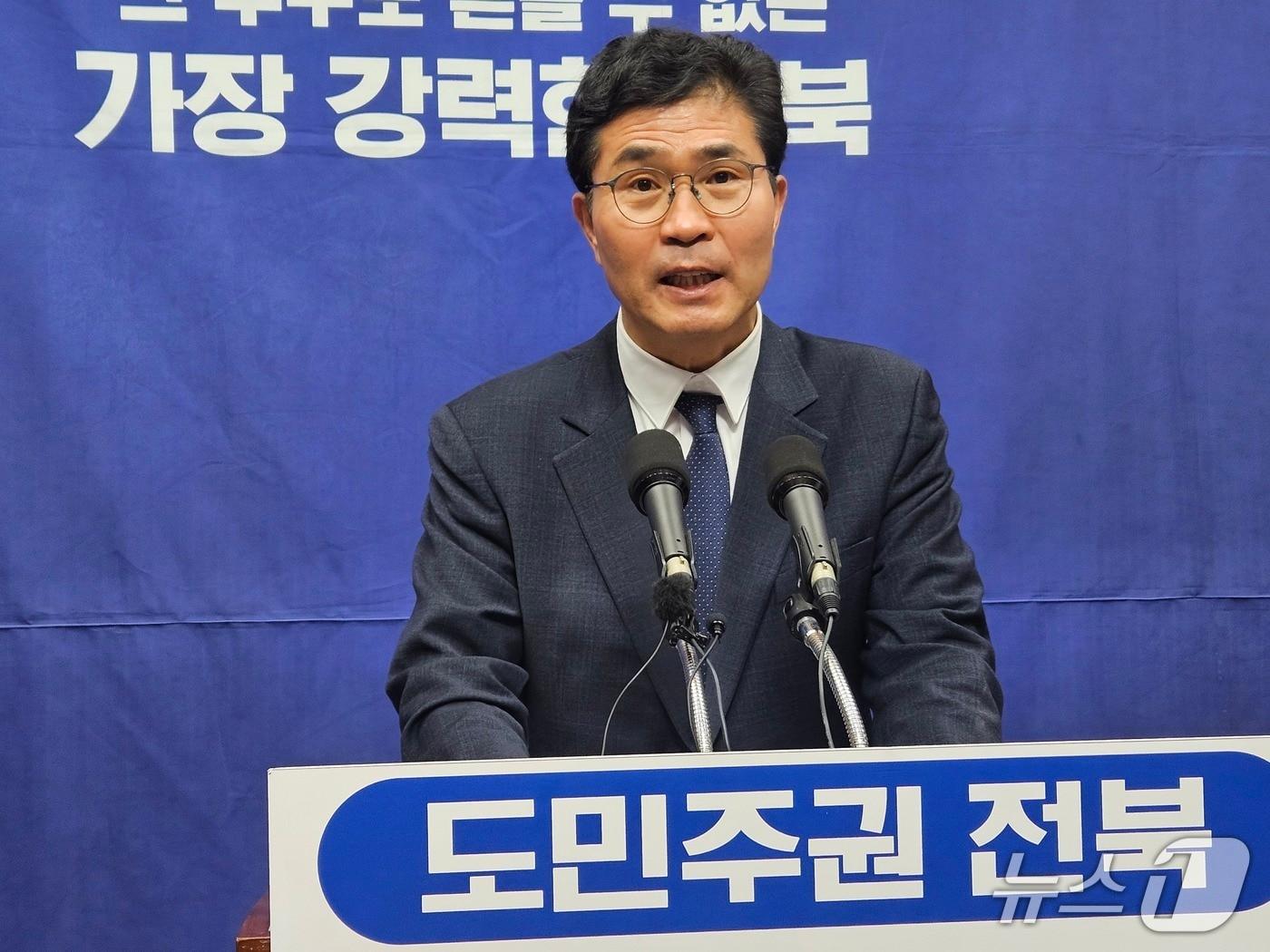 본문 이미지 - 20일 이원택 국회의원이 전북도의회 브리핑룸에서 기자회견을 갖고 있다.2026.3.20/뉴스1