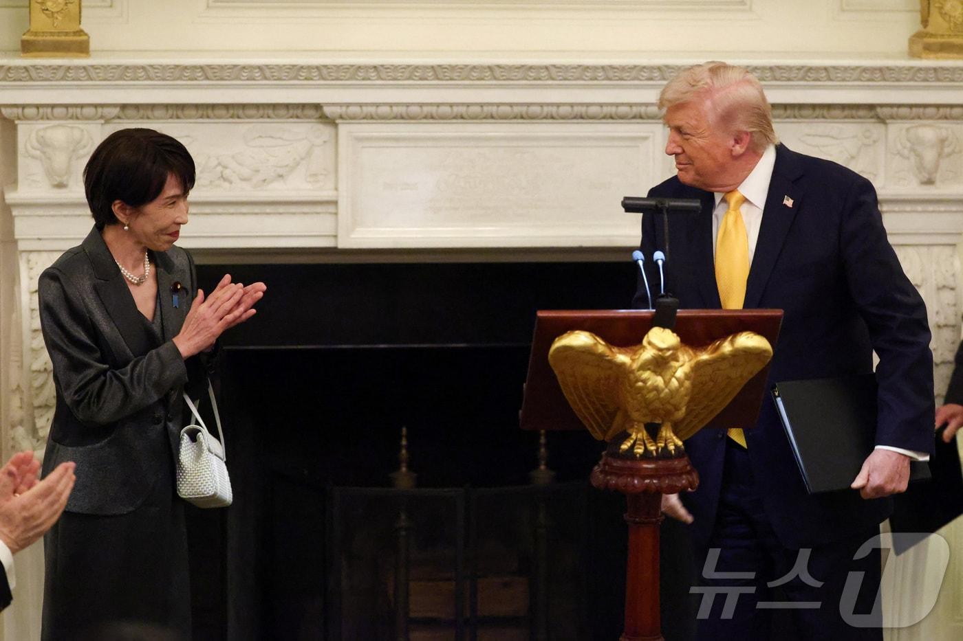 본문 이미지 - 도널드 트럼프 미국 대통령(오른쪽)과 다카이치 사나에 일본 총리가 19일 백악관에서 만찬을 나누며 서로 미소를 주고받고 있다. 2026.3.19 ⓒ 로이터=뉴스1