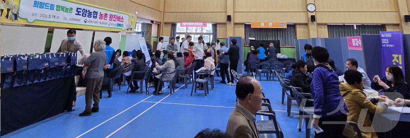 본문 이미지 - 전남 강진군은 19일 도암문화회관에서 '찾아가는 농촌 왕진버스 사업'을 진행했다.(강진군 제공, 재배포 및 DB 금지) ⓒ 뉴스1