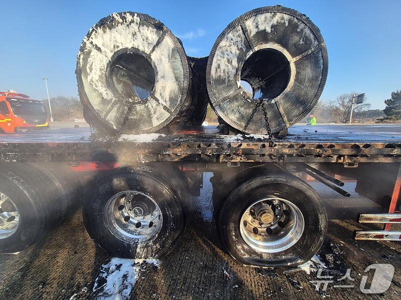 본문 이미지 - 당진 송악읍 트레일러 화재 현장. (당진소방서 제공, 재판매 및 DB금지) / 뉴스1 