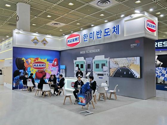 본문 이미지 - 한미반도체 관계자와 방문자들이 지난 2월 개최된 '세미콘 코리아'에서 대화를 나누고 있다.(한미반도체 제공)/뉴스1