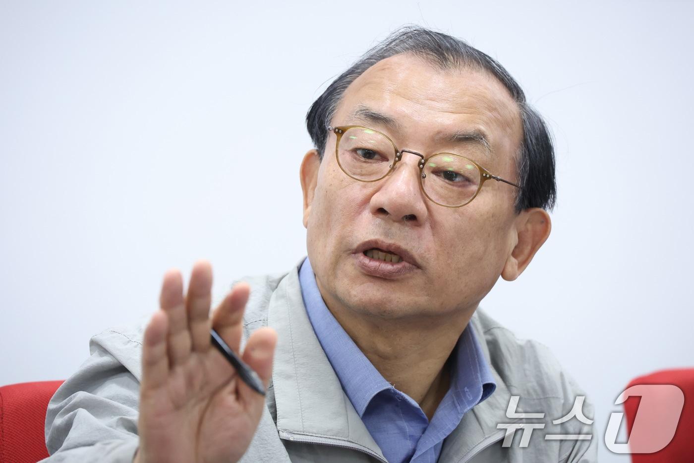 본문 이미지 - 이정현 국민의힘 공천관리위원장이 20일 서울 여의도 중앙당사에서 경상북도지사 예비경선 결과 개표 방식에 대해 설명하고 있다. 2026.3.20 ⓒ 뉴스1 신웅수 기자