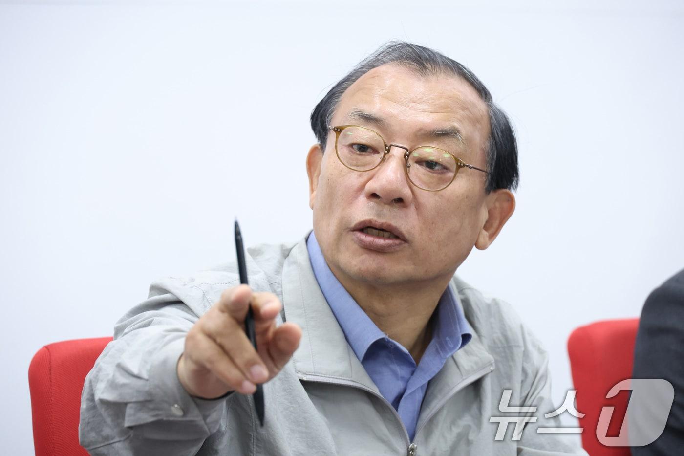 본문 이미지 - 이정현 국민의힘 공천관리위원장이 20일 서울 여의도 중앙당사에서 경상북도지사 예비경선 결과 개표 방식에 대해 설명하고 있다. ⓒ 뉴스1 신웅수 기자