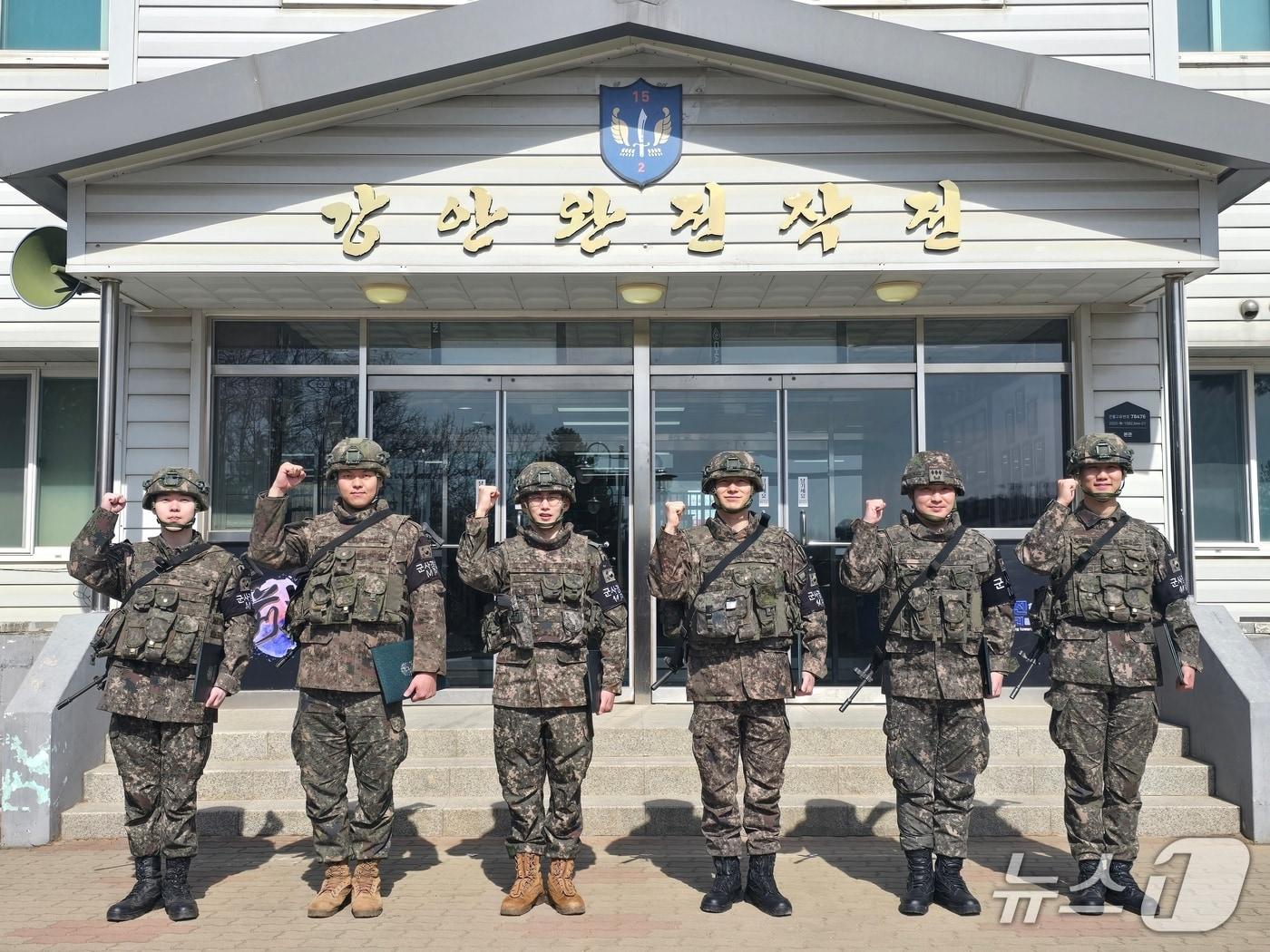 본문 이미지 - 민간인의 월책 시도를 저지해 군단장 표창을 받은 1사단 장단대대 장변들. (육군제1사단 제공, 재판매 및 DB금지)