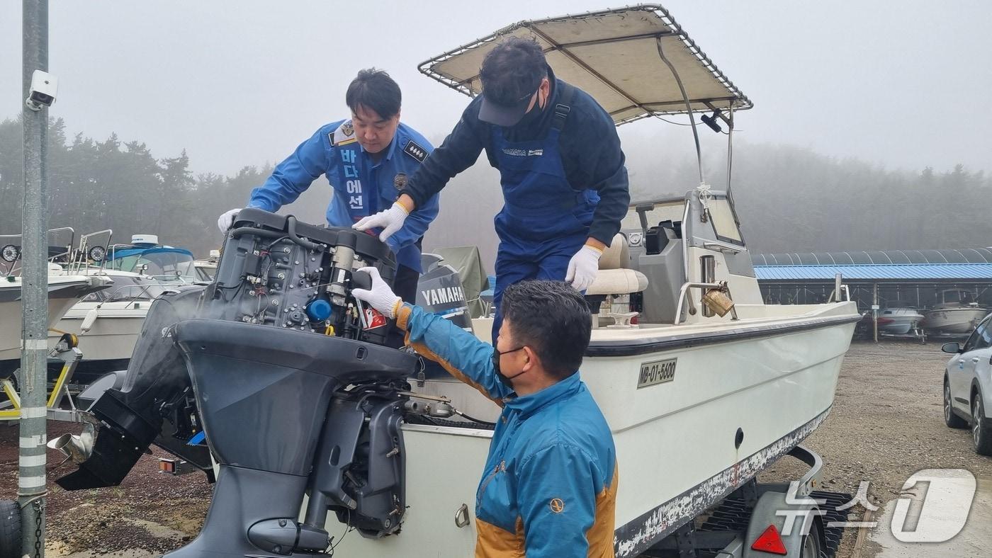 본문 이미지 - 태안해경이 수상레저기구 무성 점검을 진행 중인 모습. (태안해양경찰서 제공, 재판매 및 DB금지) / 뉴스1 