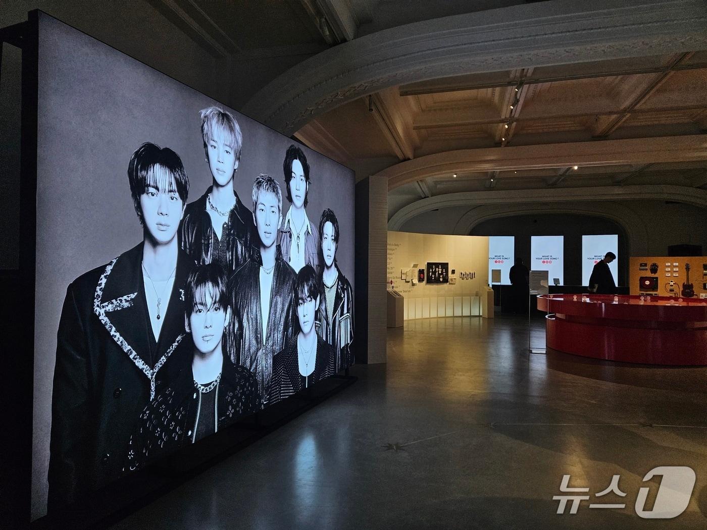 본문 이미지 - 신세계백화점 본점 더 헤리티지 4층 '헤리티지 뮤지엄'에서 3월 20일부터 4월 12일까지 BTS 컴백 기념 팝업스토어가 열린다. 2026.3.20/뉴스1 박혜연 기자 ⓒ 뉴스1